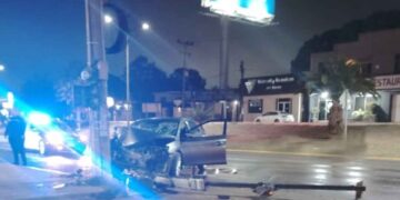Conductor pierde el control y se impacta contra poste de la CFE en Tampico