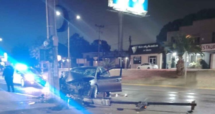 Conductor pierde el control y se impacta contra poste de la CFE en Tampico