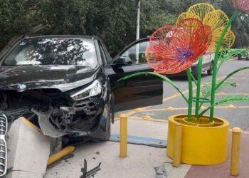 Conductor resulta herido tras chocar camioneta contra muro de contención en Galeana, Nuevo León