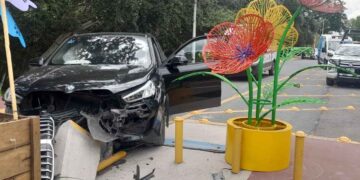 Conductor resulta herido tras chocar camioneta contra muro de contención en Galeana, Nuevo León