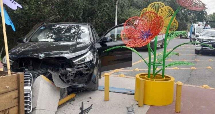 Conductor resulta herido tras chocar camioneta contra muro de contención en Galeana, Nuevo León