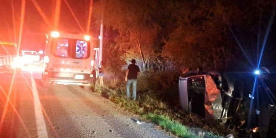 Conductor resulta lesionado tras volcadura en carretera de Montemorelos, Nuevo León