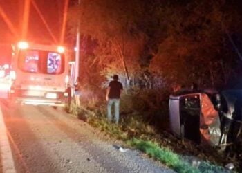 Conductor resulta lesionado tras volcadura en carretera de Montemorelos, Nuevo León