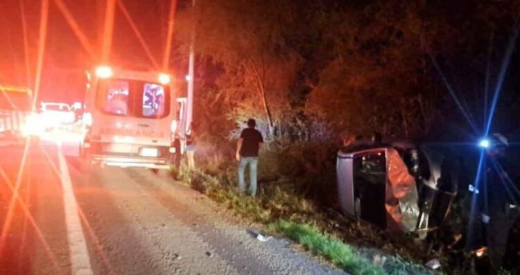 Conductor resulta lesionado tras volcadura en carretera de Montemorelos, Nuevo León