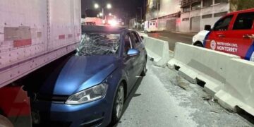 Conductor sobrevive de milagro tras estrellarse contra la parte trasera de un tráiler en Monterrey, NL