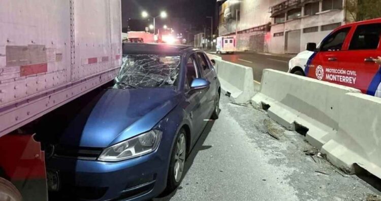 Conductor sobrevive de milagro tras estrellarse contra la parte trasera de un tráiler en Monterrey, NL