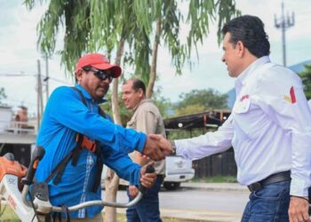 Lalo Gattás hidrata y supervisa trabajos en Cd. Victoria
