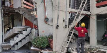 Derrumbe de escaleras obliga a desalojar torre de departamentos en Escobedo, Nuevo León