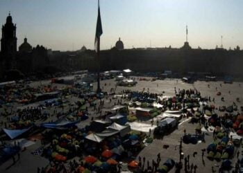 Docentes de la CNTE realizan megamarcha en el marco del Día del Maestro en el Zócalo de la CDMX