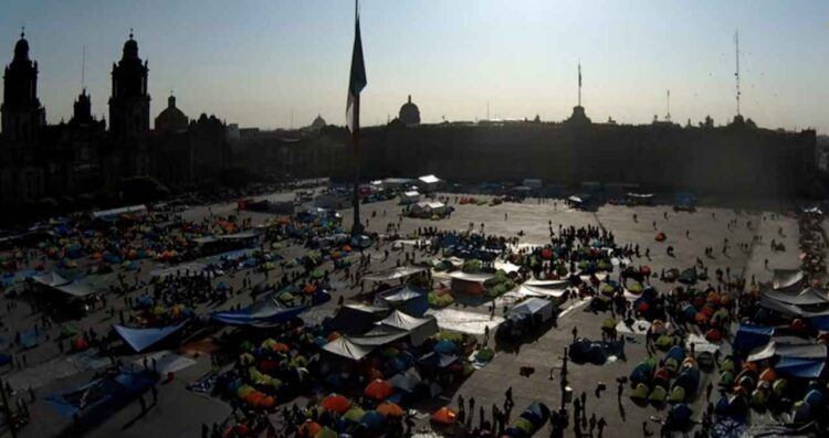Docentes de la CNTE realizan megamarcha en el marco del Día del Maestro en el Zócalo de la CDMX