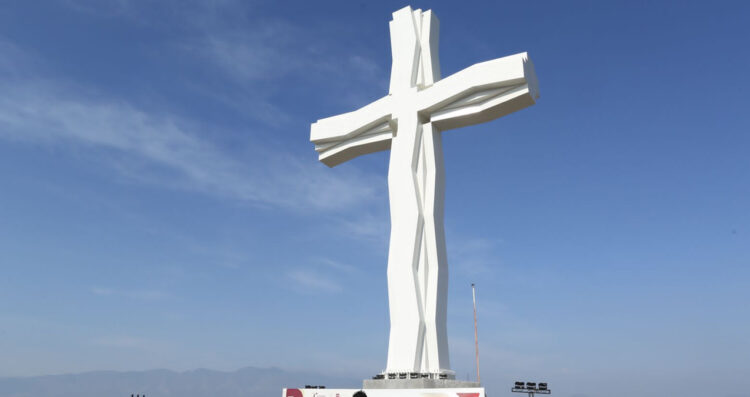 Entrega el gobernador a Tula, Tamaulipas, la cruz más grande de México