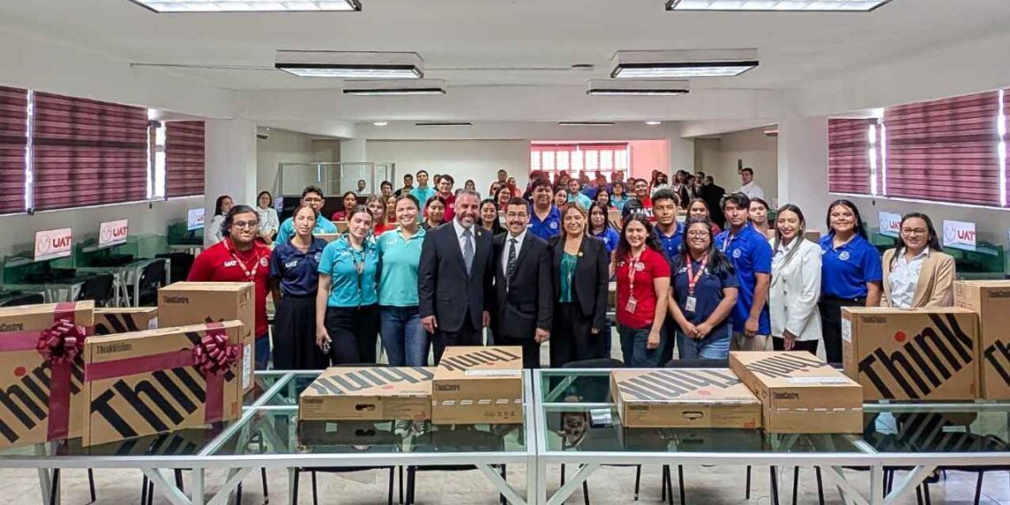 Equipa rector de la UAT centros de cómputo en Reynosa y Valle Hermoso