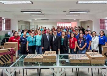 Equipa rector de la UAT centros de cómputo en Reynosa y Valle Hermoso
