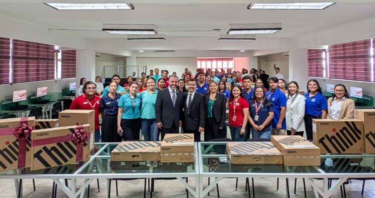 Equipa rector de la UAT centros de cómputo en Reynosa y Valle Hermoso