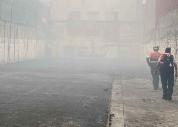 Explosión en negocio de bisutería de CDMX provoca incendio y evacuación