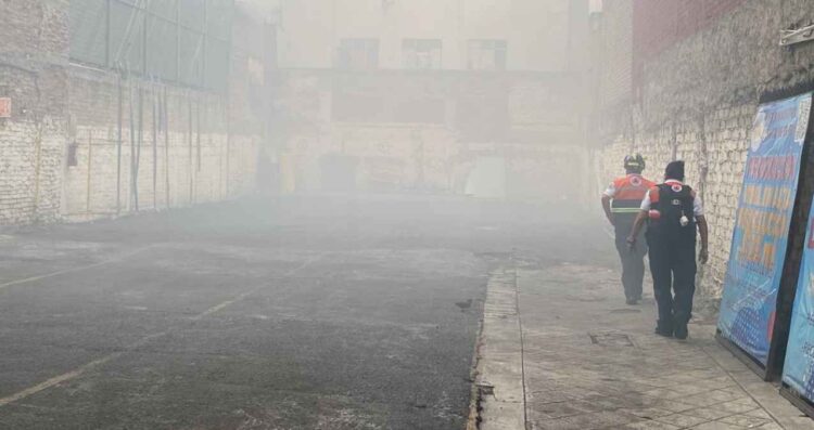 Explosión en negocio de bisutería de CDMX provoca incendio y evacuación
