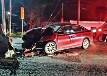 Fallecen padre e hijo al colisionar contra un muro de concreto en Linares, Nuevo León