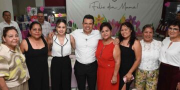 Eduardo Gattás reconoce a mamás del Ayuntamiento de Victoria