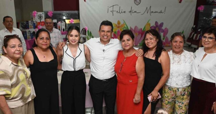 Eduardo Gattás reconoce a mamás del Ayuntamiento de Victoria