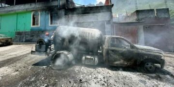 Fuego consume una pipa de gas en Guadalupe, Nuevo León; evacúan 16 casas
