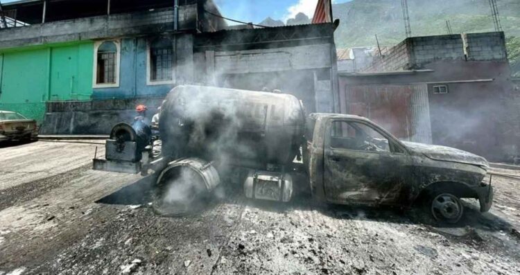 Fuego consume una pipa de gas en Guadalupe, Nuevo León; evacúan 16 casas
