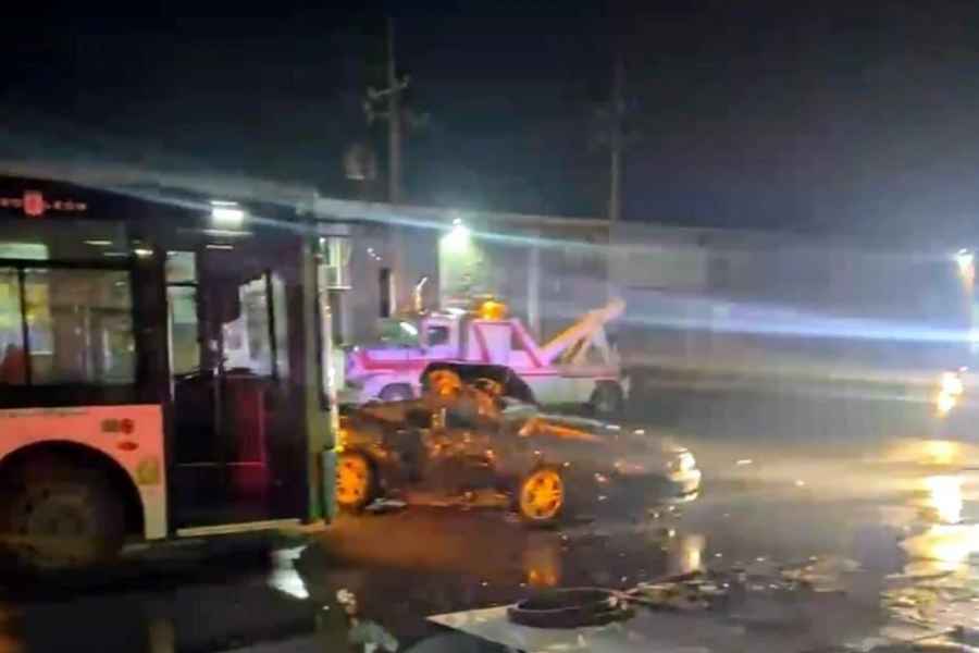 Fuerte accidente entre camión de pasajeros y vehículo particular deja 2 muertos en Pesquería, Nuevo León