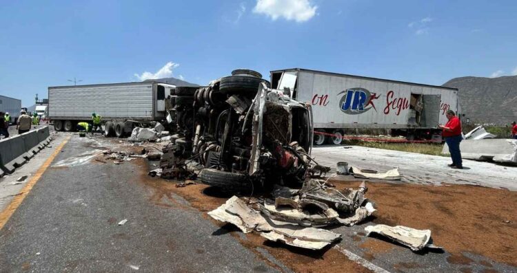 Fuerte colisión entre tráileres y camionetas en la autopista Monterrey-Saltillo deja un lesionado