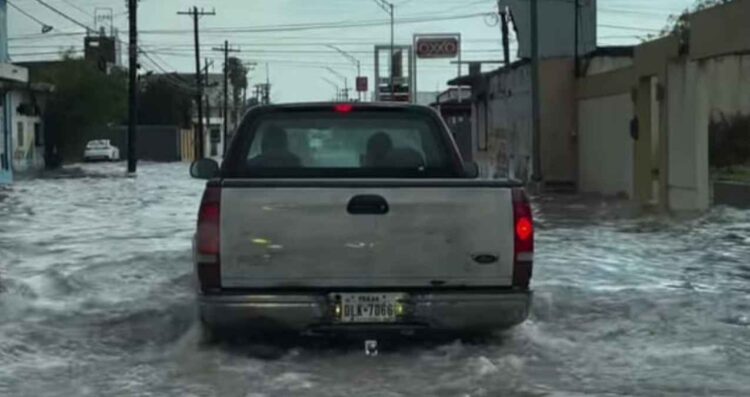 Fuerte lluvia colapsa el tránsito en calles de Matamoros, Tamaulipas