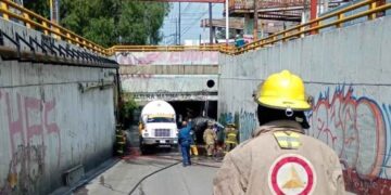 Fuga en pipa de gas moviliza a cuerpos de emergencia en Tultitlán, Estado de México