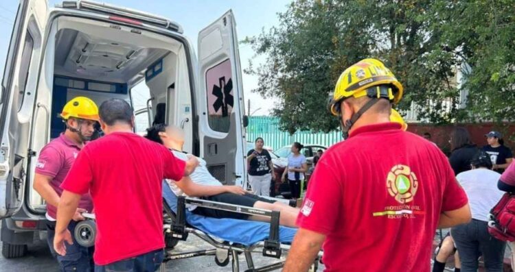 Golpe de calor afecta a 10 alumnos en secundaria de Escobedo, Nuevo León; 2 fueron hospitalizados