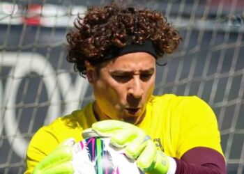 Guillermo Ochoa se juega el descenso este sábado con el AVS en Portugal