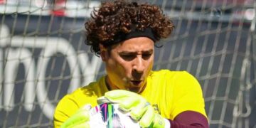 Guillermo Ochoa se juega el descenso este sábado con el AVS en Portugal