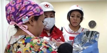 Hallan a recién nacida en bolsa de plástico dentro del baño de una empresa en Escobedo, Nuevo León