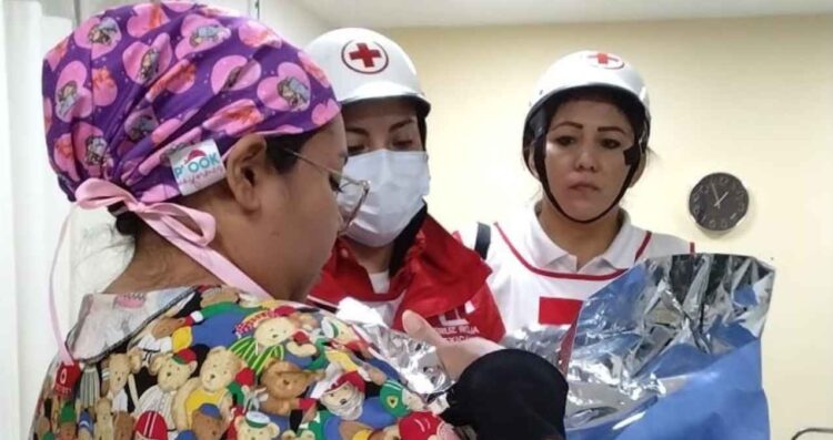 Hallan a recién nacida en bolsa de plástico dentro del baño de una empresa en Escobedo, Nuevo León