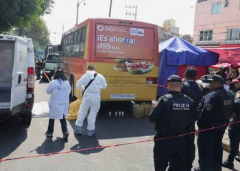 Hombre muere arrollado por camión de transporte público en CDMX