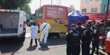 Hombre muere arrollado por camión de transporte público en CDMX