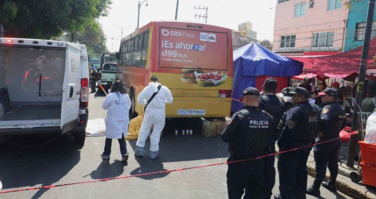 Hombre muere arrollado por camión de transporte público en CDMX