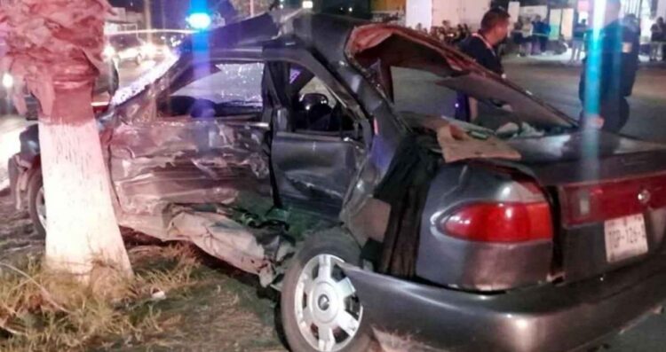 Hombre muere tras chocar contra una palmera en García, Nuevo León