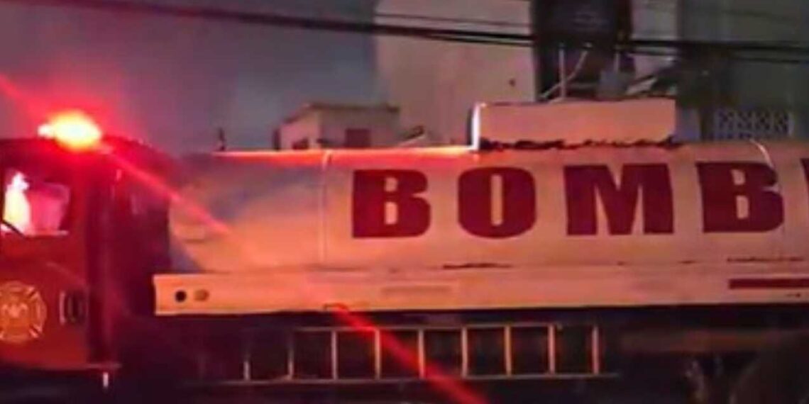 Hombre provoca incendio al quemar basura en edificio en Matamoros, Tamaulipas