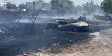 Incendio afecta vehículo Mante