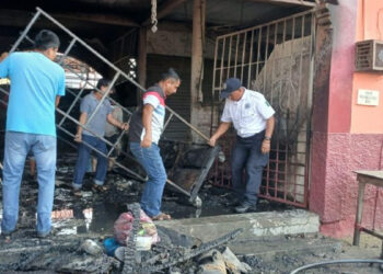 Incendio consume planta baja del mercado antiguo de Santos Reyes Nopala, Oaxaca