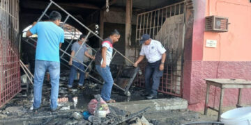 Incendio consume planta baja del mercado antiguo de Santos Reyes Nopala, Oaxaca