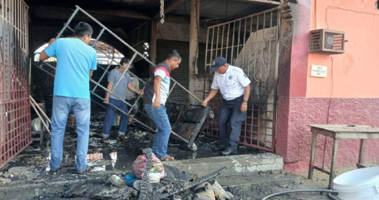 Incendio consume planta baja del mercado antiguo de Santos Reyes Nopala, Oaxaca