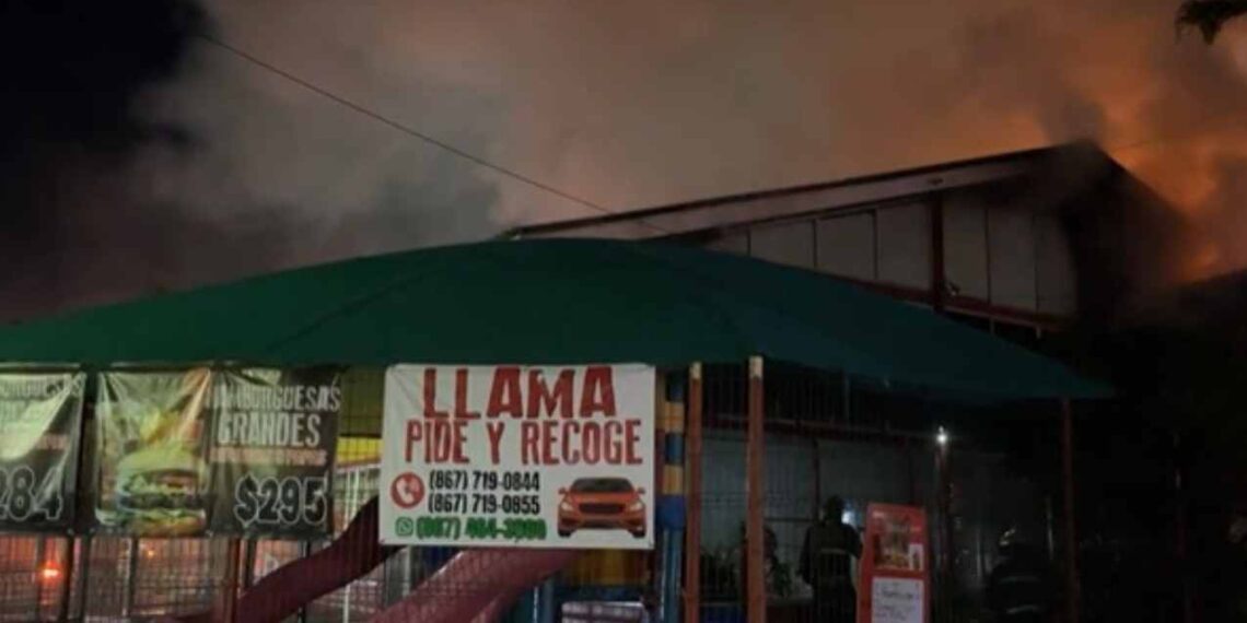 Incendio consume restaurante Pino Burger en Nuevo Laredo, Tamaulipas