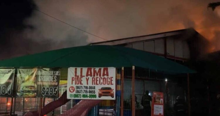 Incendio consume restaurante Pino Burger en Nuevo Laredo, Tamaulipas