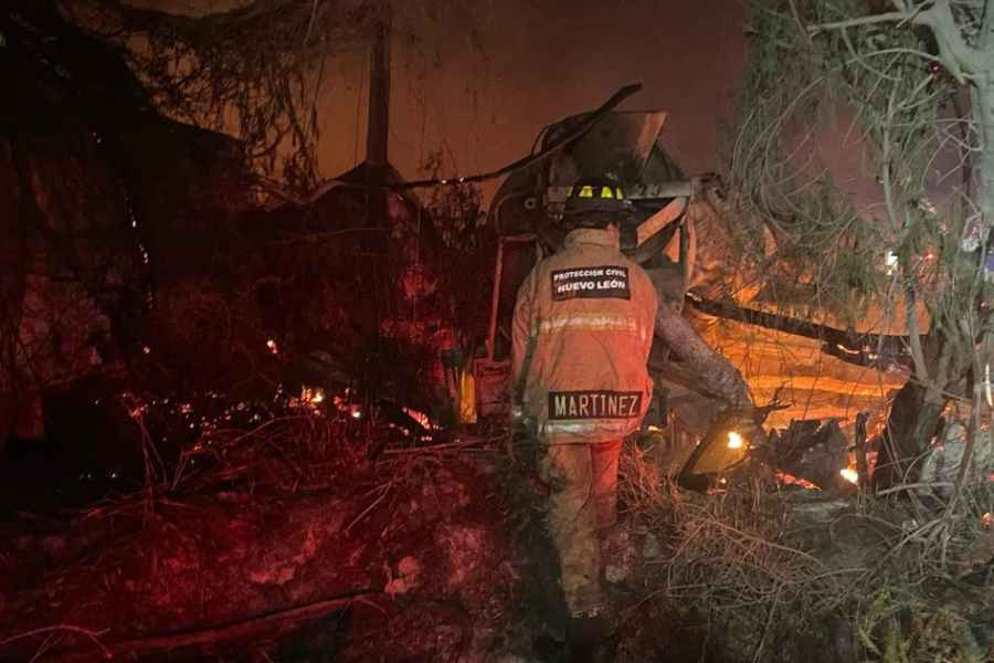 Incendio en corralón de El Carmen, Nuevo León, consume al menos 50 vehículos