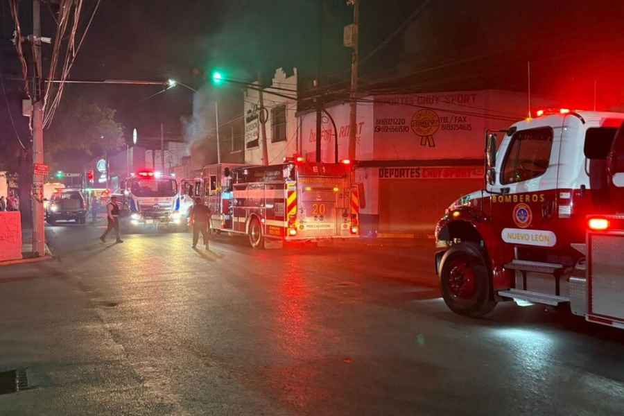 Incendio en edificio obliga a evacuar a 9 personas en el Centro de Monterrey, NL