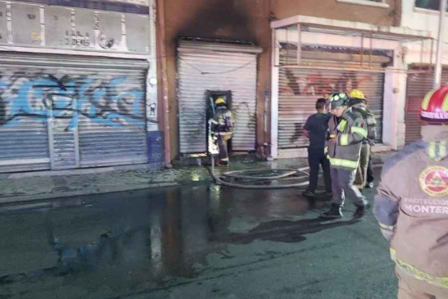 Incendio en edificio obliga a evacuar a 9 personas en el Centro de Monterrey, NL