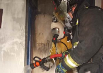 Incendio en una casa movilizó a personal de bomberos en Ciudad Madero, Tamaulipas