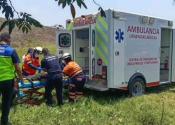 Joven cae por barranco tras chocar en moto contra muro de contención en Altamira, Tamaulipas